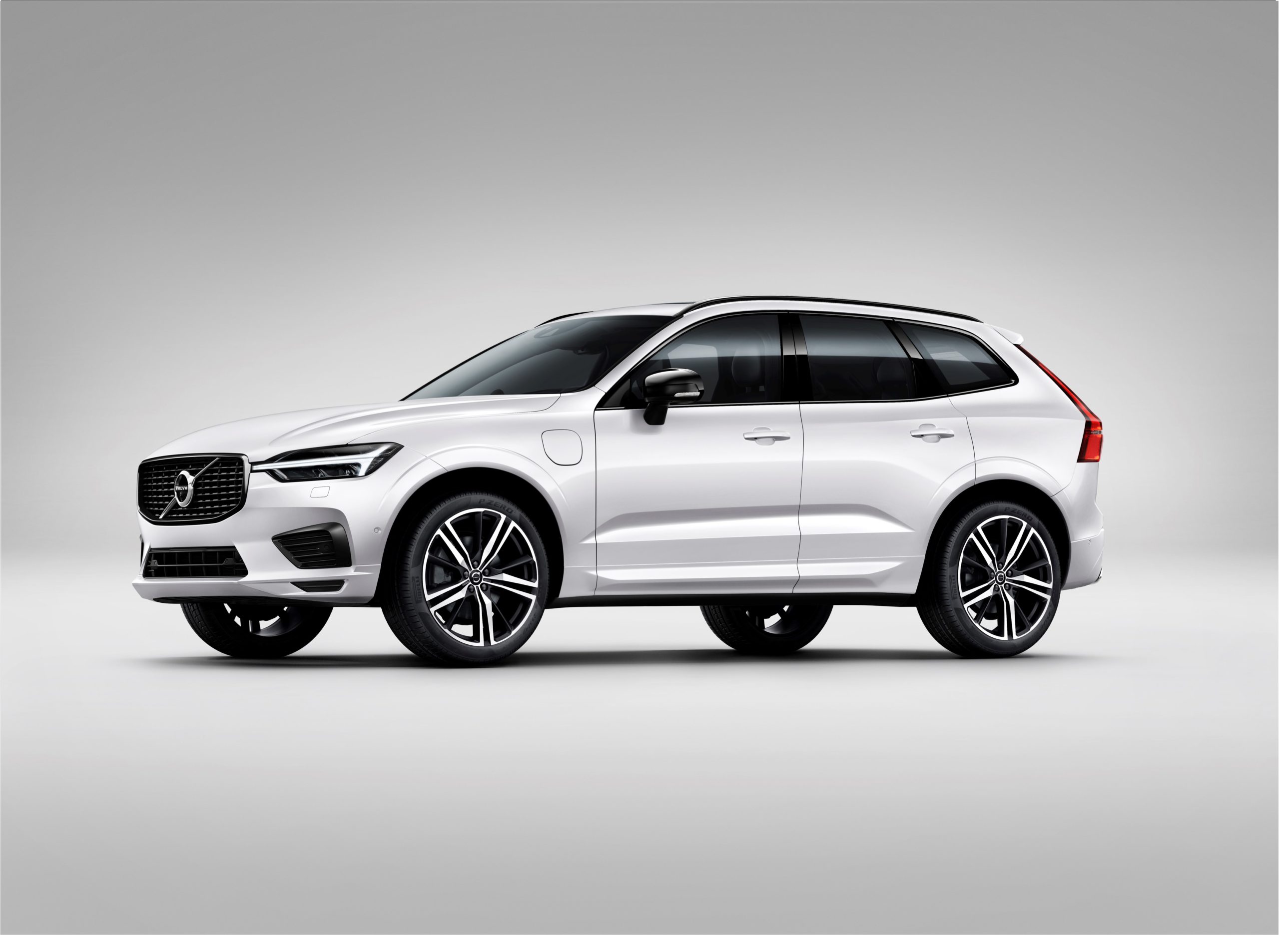 265694 XC60 Recharge plug in hybrid R Design expression in Crystal White Pearl