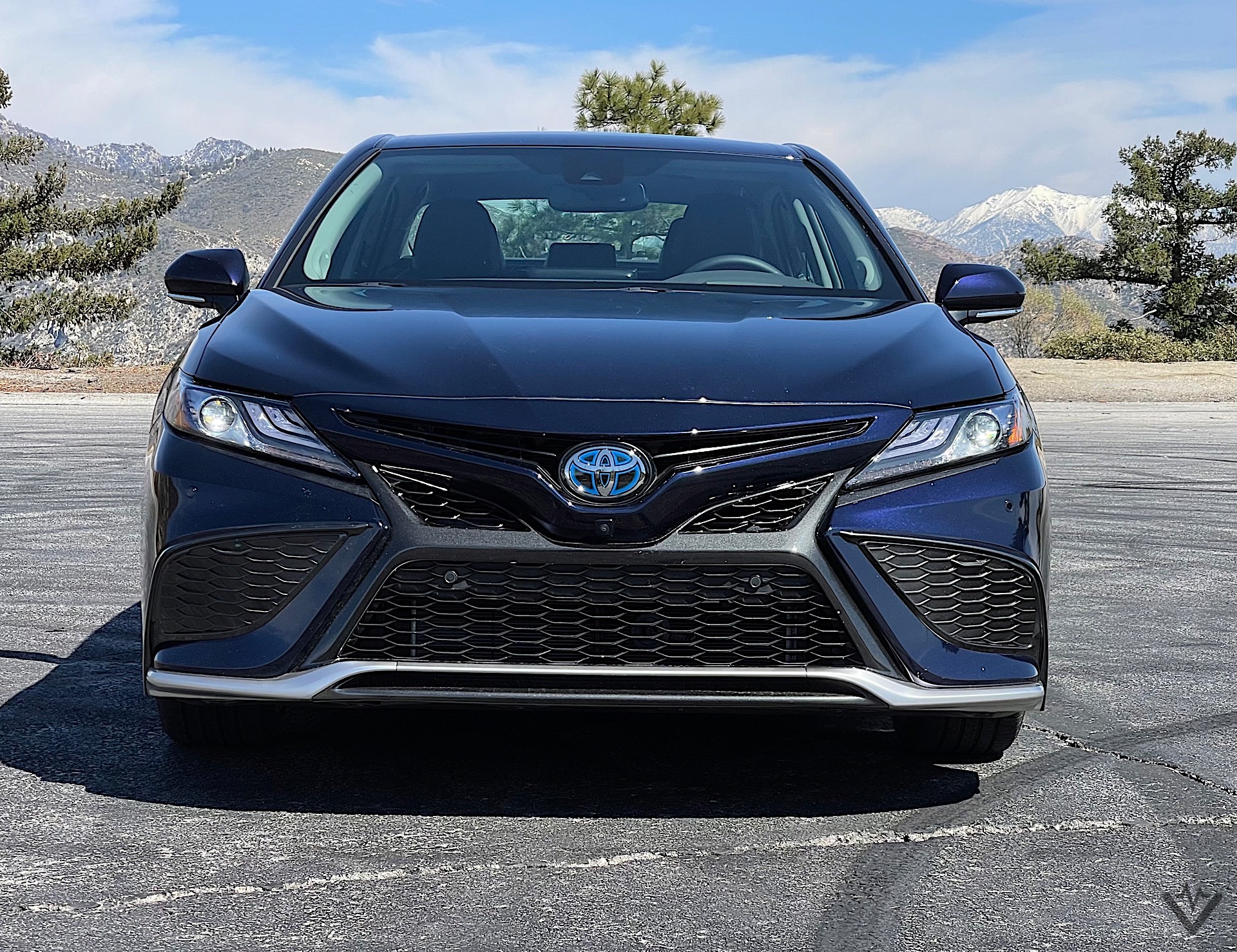 2021 Toyota Camry Hybrid front 02 1