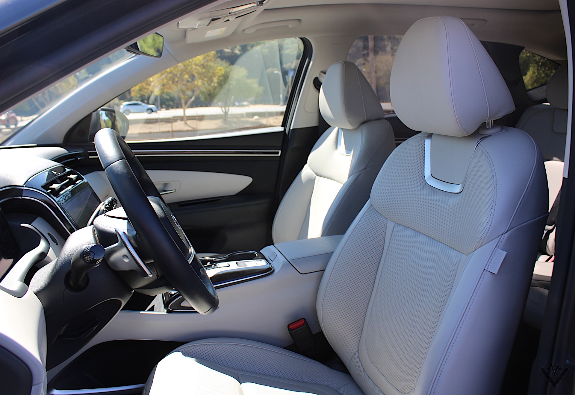2022 Hyundai Tucson Hybrid front seats 01
