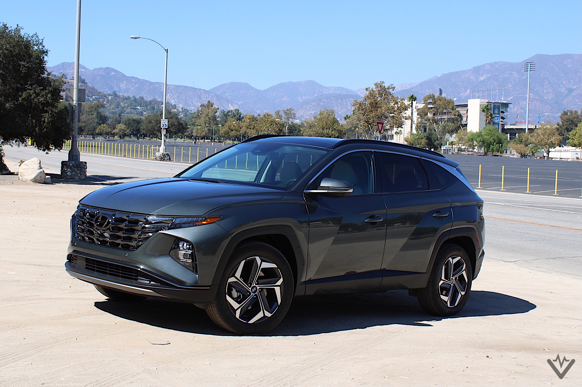 2022 Hyundai Tucson Hybrid front three quarters 02