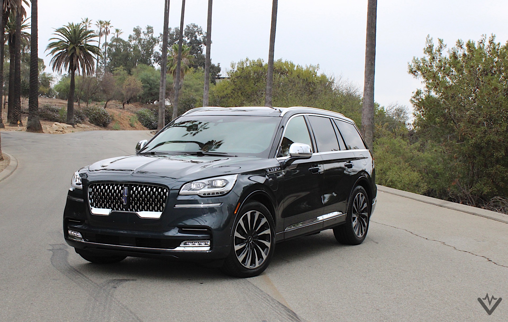 2021 Lincoln Aviator Grand Touring front three quarters 01