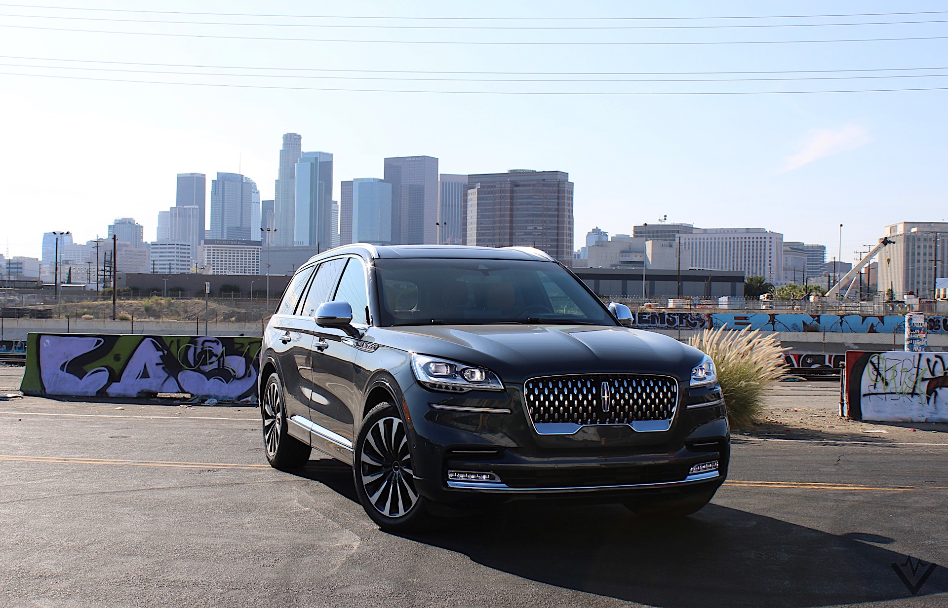 2021 Lincoln Aviator Grand Touring front three quarters 04