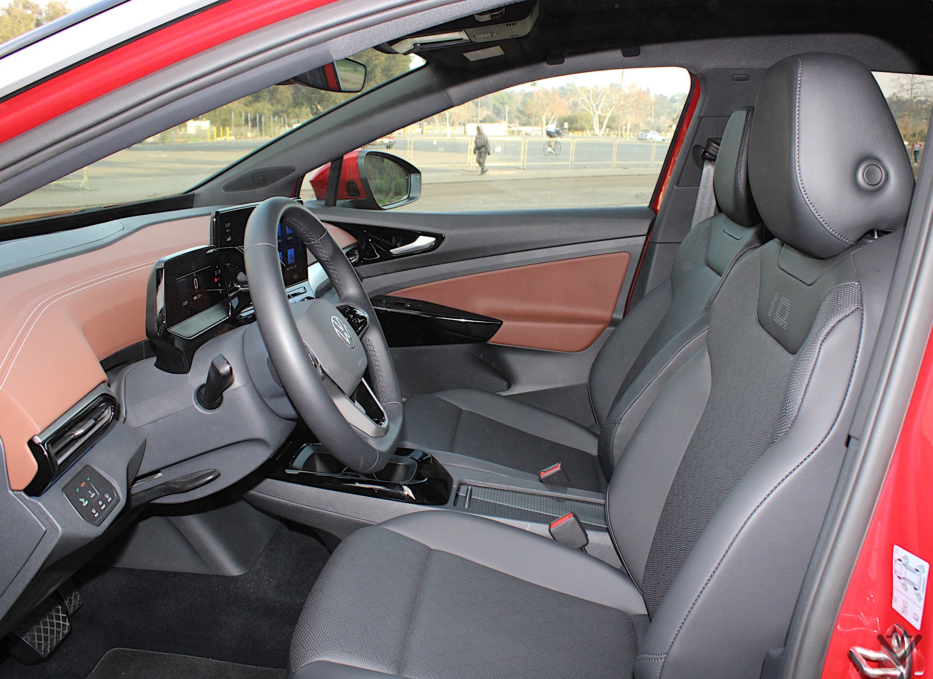 2022 Volkswagen ID4 AWD front seats 01