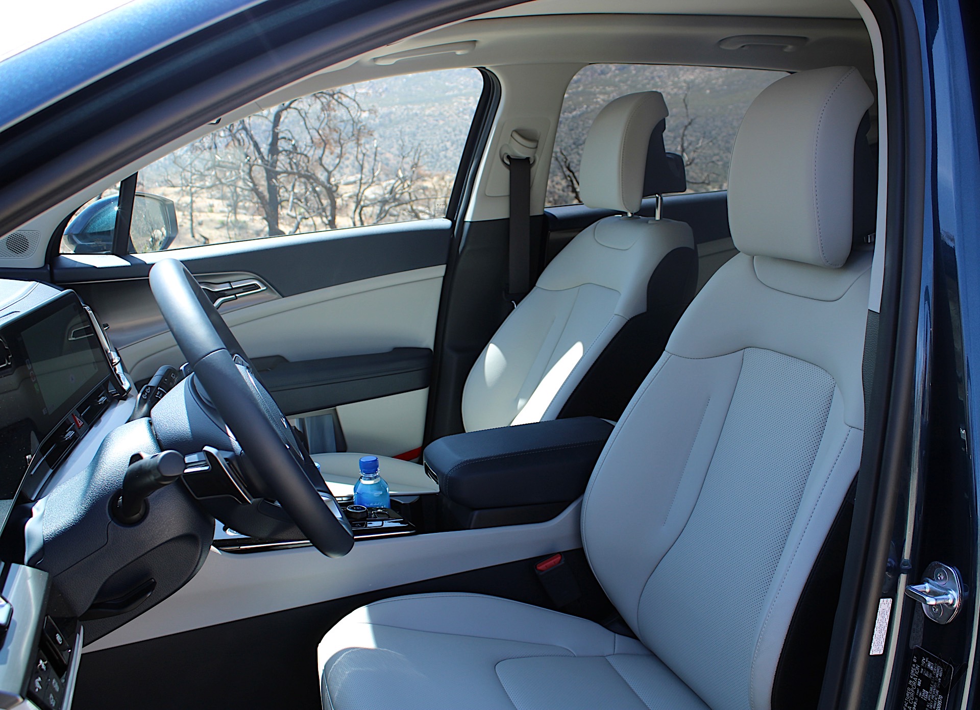 2023 Kia Sportage Hybrid EX front seats 01